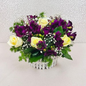 Розы и альстромерии в корзине